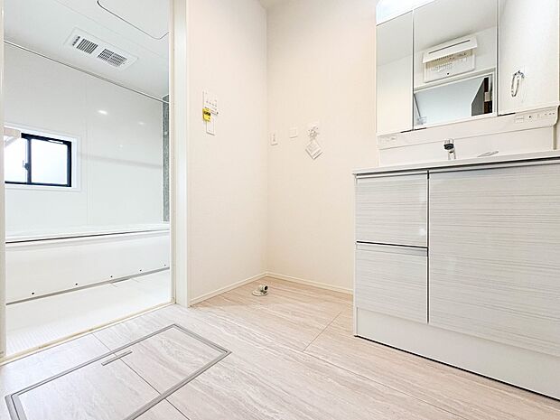 ランドリースペースは広さもたっぷり。タオルなどをしまえる収納棚もあります。