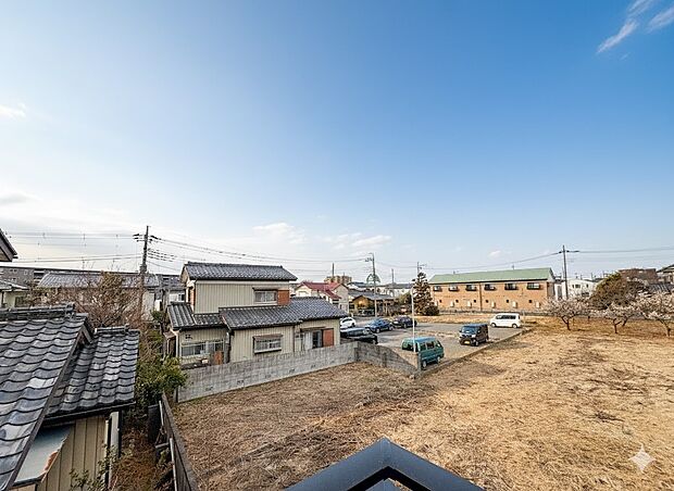 【バルコニー】 バルコニーから差し込む陽光・通風は、住環境・快適性と共に有り続ける貴重な「財産」です。