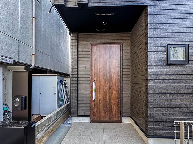 【玄関】家の顔となる玄関は、高いデザイン性が求められます。高級感と断熱性、防犯性に優れた玄関ドアを標準装備。ピッキング対策のセキュリティサムターン等、防犯に考慮しました。