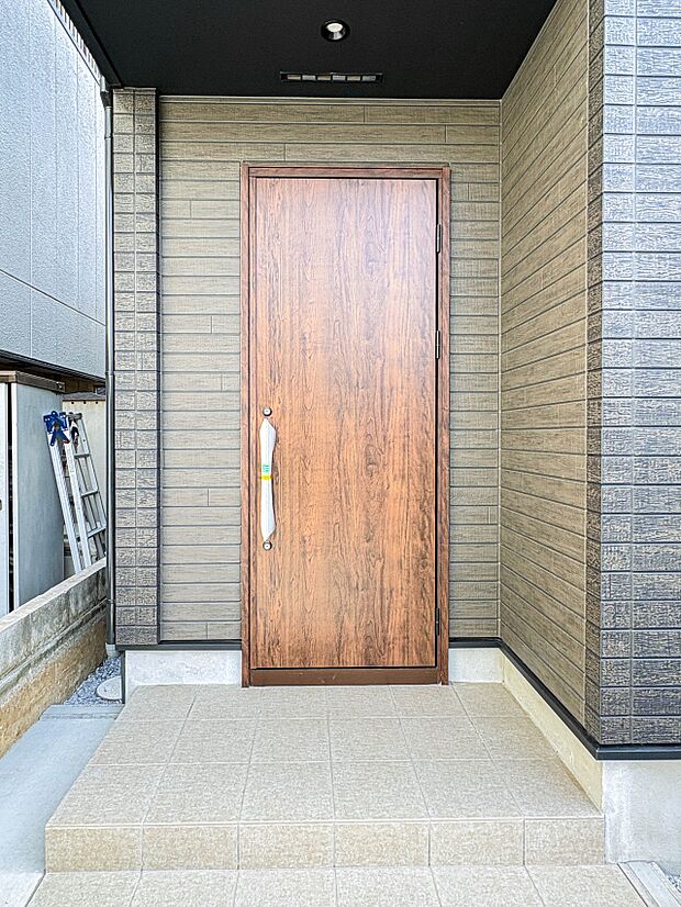 【玄関】玄関へ向かうまでのアプローチに漂う上質が期待感をもたせます。玄関は建物の顔。落着きを醸し出した自己主張が心に訴えてきます。