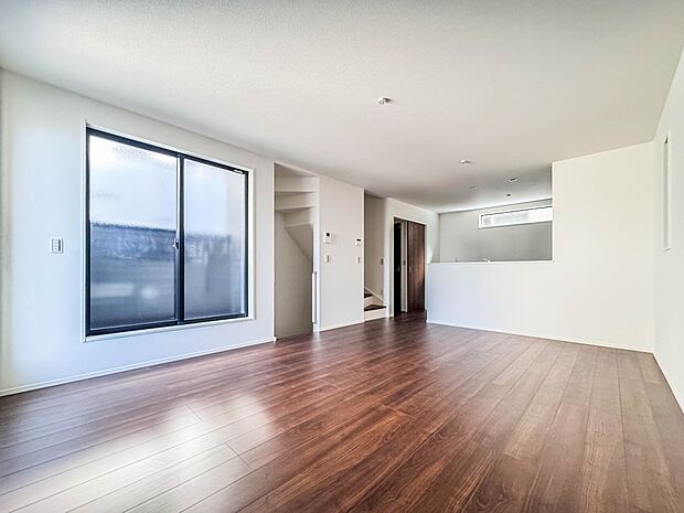 2号棟【LDK16.4帖】  整然とした空間演出、快適な理想の暮らしの実現は家のみの拘りではなく、そこで暮らす方々にとって素敵な環境であることも挙げられると思います。四季折々の変化が奏でる鼓…