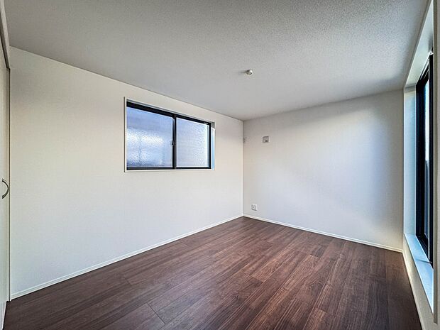 2号棟【洋室6.4帖】充実した生活は伸びやかな居室空間から始まります。快適に・伸びやかに。心の潤いを求める方々へ。