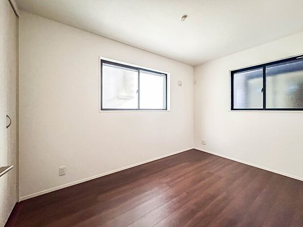 2号棟【納戸5.6帖】  快適に過ごす条件は、一人ひとり違います。だからこそ飾り過ぎないシンプルな内装と偏り過ぎないデザインで統一しました。暮らしの中でオーナー様だけの【マイホーム】に創り上…