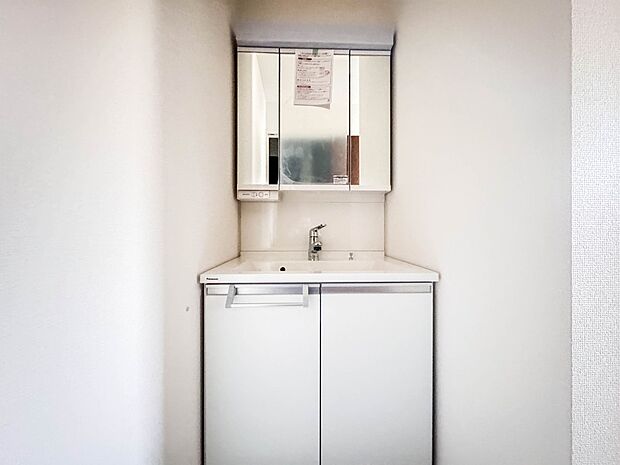 2号棟【洗面台】 十分な大きさの洗面台は、身だしなみチェックや歯磨きなど、朝の慌ただしい時間でもホテルライクなスペースで余裕とゆとりを感じて頂けます。