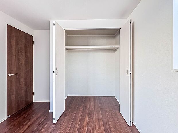 2号棟【収納】限られたスペースを有効に活用できる壁面クローゼット。