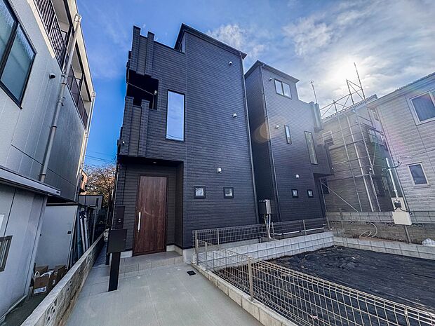 【外観】家族の温かさと陽光の暖かさ、楽しい毎日と明るい未来を予感させる「空間が織り成すひとつ先の住み心地」を演出します。