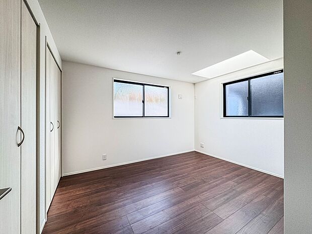 2号棟【洋室6.6帖】  シンプルにデザインされた室内。家具やレイアウトでお好みの空間に。