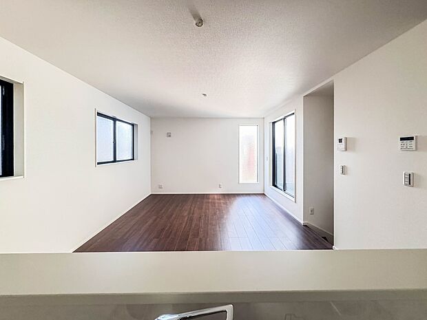 2号棟【ダイニングキッチン】会話でホッとコミュニケーションできるリビング。料理でホッとハピネスになるキッチンなど。人をホッとさせる最新設備・仕様を採用しています。