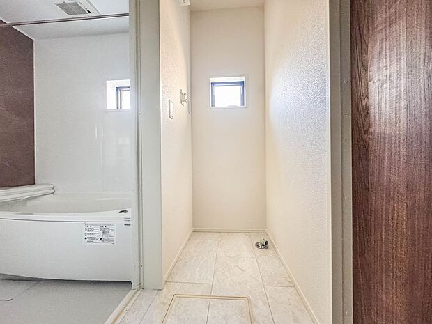 【ランドリースペース】毎日使う洗濯機。しっかりと奥行きのある置き場が確保されています。