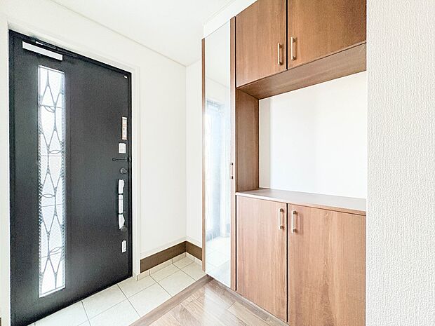 1号棟【玄関】玄関はおうちの顔と言われます。玄関アプローチは、外観デザインの印象を左右します。ご家族の個性を出しながら、素敵な玄関でお客様をお迎えしてください。