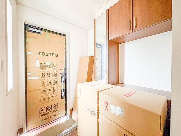 1号棟【玄関】玄関はおうちの顔と言われます。玄関アプローチは、外観デザインの印象を左右します。ご家族の個性を出しながら、素敵な玄関でお客様をお迎えしてください。