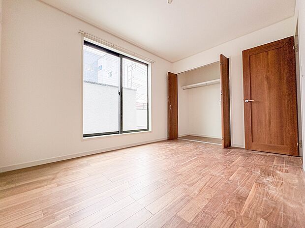 【寝室6帖】シンプルな内装はおしゃれのポイントです。シンプルは華美より飽きがこないからです。色や模様でおしゃれ感をだす。それがシンプルイズビューティーです。