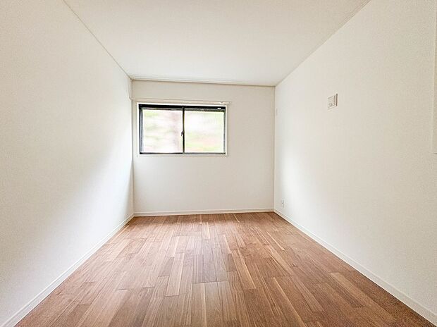 1号棟【子供部屋6帖】お子様のお部屋にぴったりなクロークを備えたフローリング仕様の洋室です。