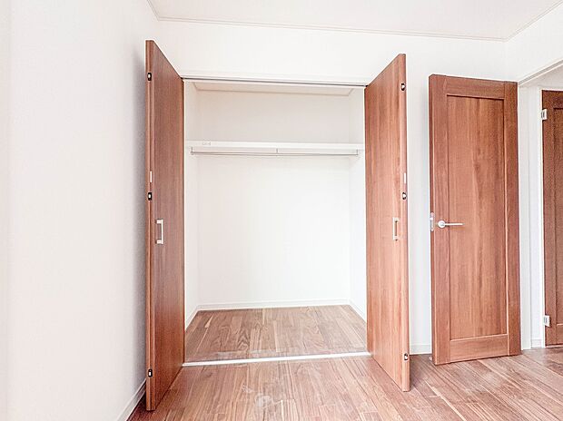 1号棟【6帖居室の収納】壁面クローゼットのメリットは、衣類が横一列に並ぶためひと目で洋服が選びやすいこと。衣類をたくさんお持ちの方も、限られたスペース内に無理なく収納することができます。