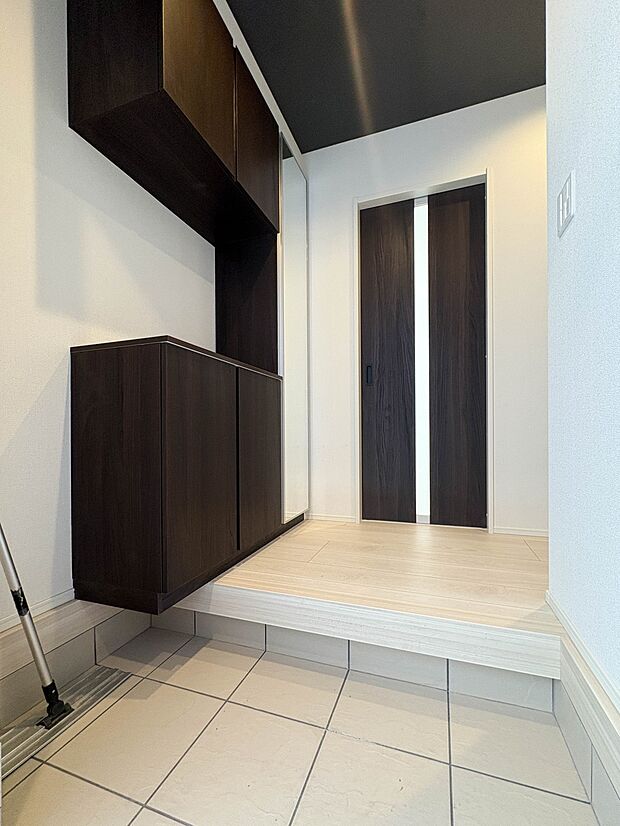 【玄関】広さの玄関スペースはベビーカーなどを置いても十分な広さです。