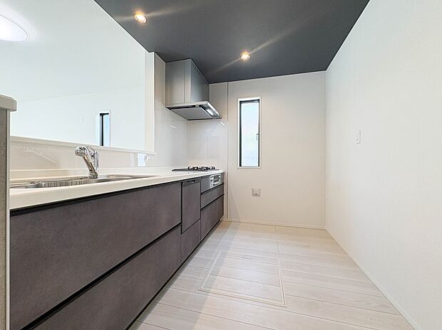 【キッチン】収納力もあるカウンターキッチンを採用。