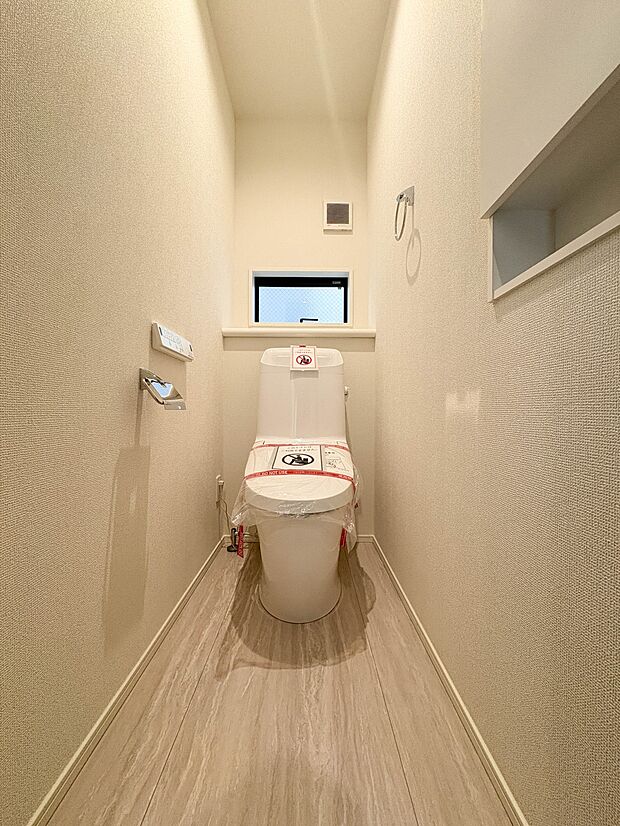 【トイレ】トイレ・ウォシュレット付。快適で衛生的な洗浄機能付温水シャワートイレです。