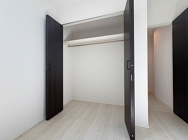 【収納】限られたスペースを有効に活用できる壁面クローゼット。