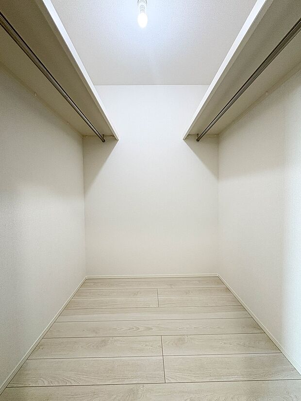 【WIC】各所に配置された収納スペースは、洋服や小物はもちろんのこと、掃除機や日用予備品・お子様のおもちゃなど様々な物を収納して頂ける便利なスペースです。