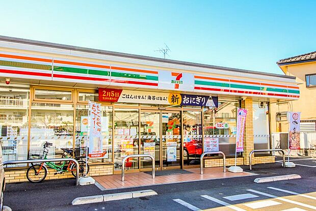 コンビニ 550m セブンイレブン浦和木崎2丁目店(セブンイレブンは近くて便利を掲げています。近くとは、心の近さ。便利とはモノが期待以上の品質でお客さまに届くこと。セブン銀行など新しいサービ…