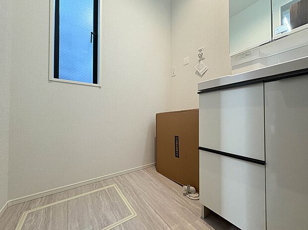 【ランドリースペース】毎日使う洗濯機。しっかりと奥行きのある置き場が確保されています。