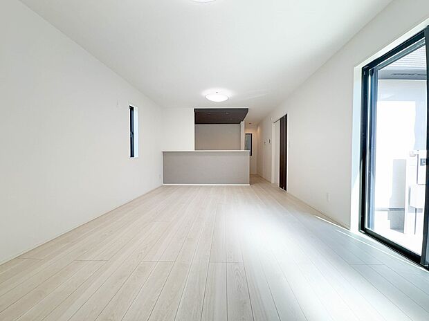 【LDK】大きめのテーブル、ソファも置くことができるリビングダイニング