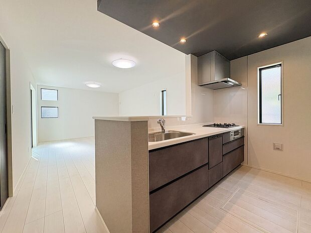 【LDK】キッチンからダイニングやリビングで過ごす家族の様子を見ることが可能です。