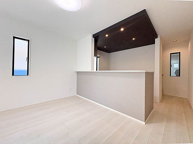 【LDK】4人用のダイニングテーブルを置くことができる広さです。