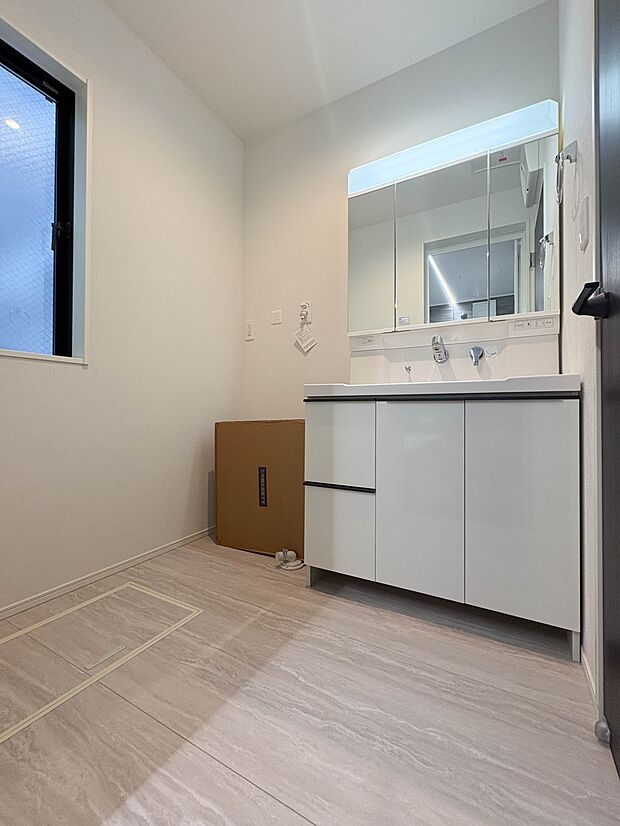 【脱衣所】洗面所は小さなプライベートスペース。歯磨き、洗顔と毎日施す個人空間。