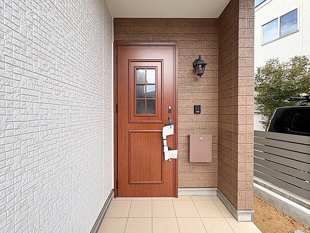 【玄関】家の顔となる玄関は、高いデザイン性が求められます。高級感と断熱性、防犯性に優れた玄関ドアを標準装備。ピッキング対策のセキュリティサムターン等、防犯に考慮しました。