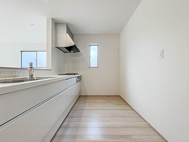 【キッチン】ナチュラルな自然光の中での調理。会話が弾む対面型キッチン。お洒落な食器類を余裕で収納できるスペース。動きやすい女性目線のキッチン動線。これからはお料理をつくる時間が劇的に変わりま…