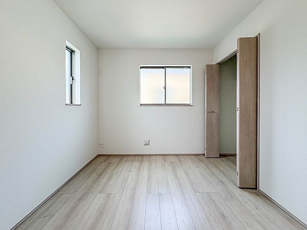 【洋室8帖】シンプルな内装はおしゃれのポイントです。シンプルは華美より飽きがこないからです。色や模様でおしゃれ感をだす。それがシンプルイズビューティーです。