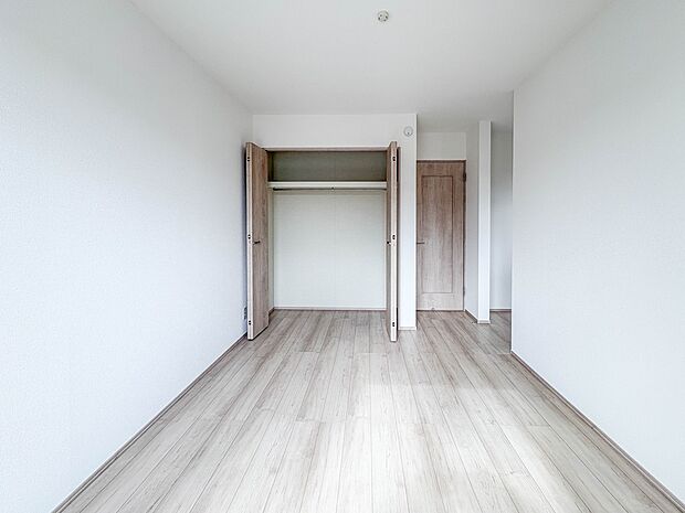 【洋室5.25帖】お子様のお部屋にぴったりなクロークを備えたフローリング仕様の洋室です。