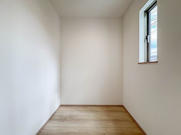 【WIC(ウォークインクローゼット)】 たくさんの洋服をかけてもシワになりにくいウォークインクローゼット。洋服以外にも、普段使わない家電やスーツケース、ストック品など何でも片付く嬉しい空間…