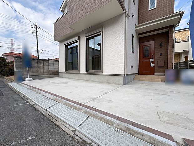 【駐車場】毎日の生活にマイカーが必須という方は、購入を検討する際、駐車場があることは大事な条件です。毎日の通勤や家族の送迎、買い物やお出かけなどクルマのある暮らしを満喫したい方は要チェック。…