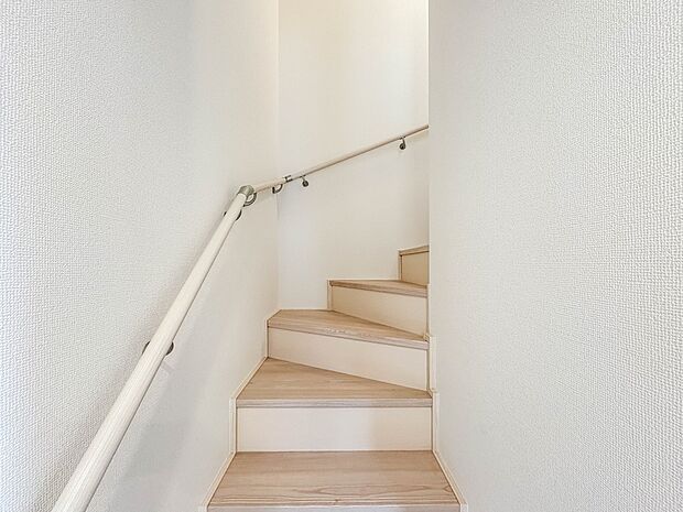 【手すり付階段】手すりがないと階段の昇り降りで危険なことはもちろん、壁に手をつきながら歩くことで壁紙が汚れやすくなります。すべての方に快適に昇り降りしていただくため、手すりを設置しました。
