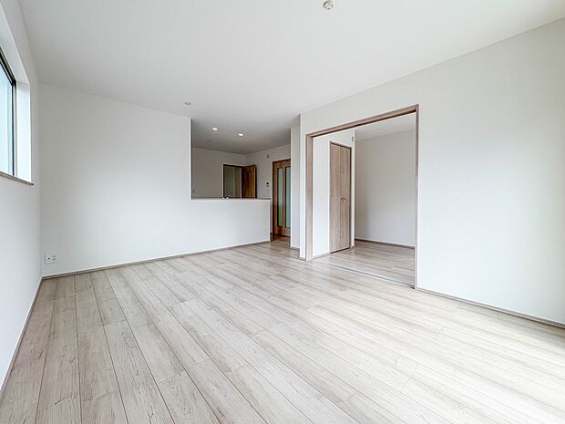 【LDK14.68帖】シンプルなデザインの家は風情がある。住む人のこだわりを感じる。外観も内装もいたってシンプル。居心地がよく、家事や趣味、子育てなどにも集中できる。家も人間も熟成するほどシ…