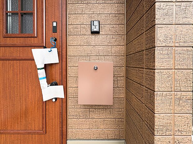 【郵便受け】郵便物には、ご家族の情報やクレジットカード・銀行口座情報など、個人情報が満載です。鍵付きのポストが、ご家族の個人情報をしっかりと守ります。