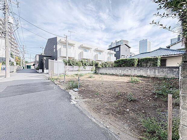 【前面道路】陽当りや通風性など各所に施された工夫で住みやすさを実現。部屋の大きさや周辺環境・街並など、資料には掲載していない情報が現地にはたくさんございます。是非ご確認下さい。