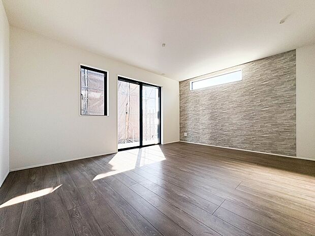 【リビング】 整然とした空間演出、快適な理想の暮らしの実現は家のみの拘りではなく、そこで暮らす方々にとって素敵な環境であることも挙げられると思います。四季折々の変化が奏でる鼓動を楽しんで下…