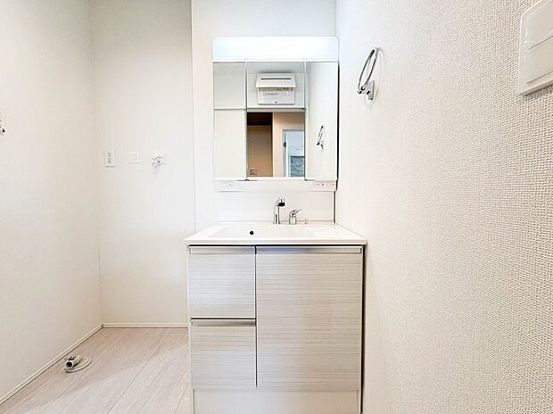 【洗面台】大きく見やすい三面鏡で清潔感ある洗面台は、身だしなみチェックや肌のお手入れに最適です。何かと物が増える場所だからこそ、スッキリと見映えの良い空間に拵えました。