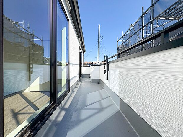 【バルコニー】 バルコニーから差し込む陽光・通風は、住環境・快適性と共に有り続ける貴重な「財産」です。