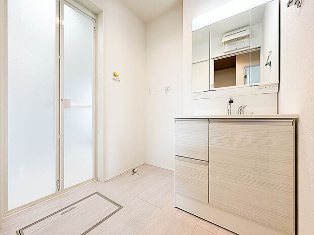 【ランドリースペース】毎日使う洗濯機。しっかりと奥行きのある置き場が確保されています。