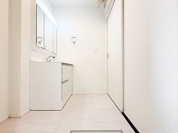 【脱衣場】脱衣所、洗面所は小さなプライベートスペース。歯磨き、洗顔と毎日施す個人空間。換気も設置して、熱気などを開放して、爽やかなスペースになるように設計されています。