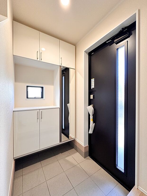 【玄関】玄関はその家と住まう人を印象づけます。それだけデザイン、機能性の存在感が大切になるわけですね。優れた防犯性、断熱性も求められます。家は玄関から始まります。