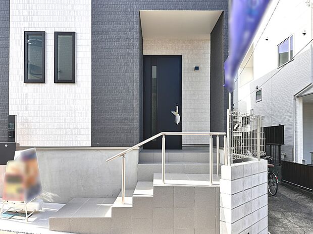 【玄関】玄関へ向かうまでのアプローチに漂う上質が期待感をもたせます。玄関は建物の顔。落着きを醸し出した自己主張が心に訴えてきます。