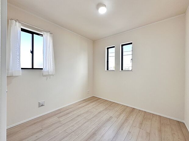 【洋室】柔らかい陽光が差し込む明るいお部屋を演出する設計。彩光の取れる窓が気持ちの良いお部屋を創り上げます。