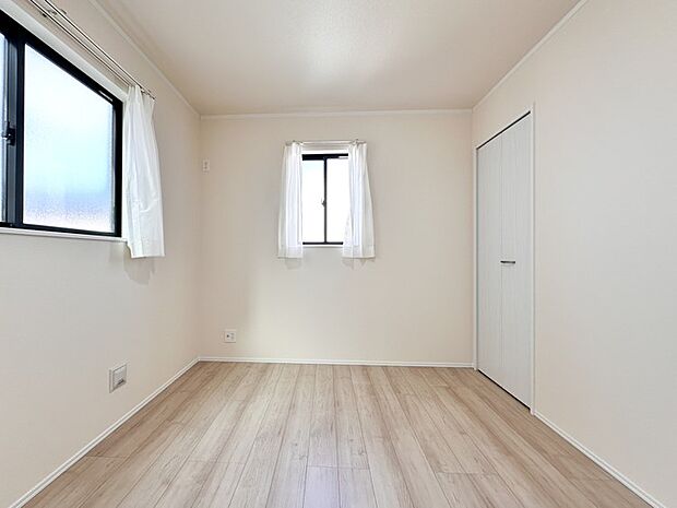 【洋室】シンプルな洋室は家具の選び方次第でモダンにもクラシックにも変化します。 