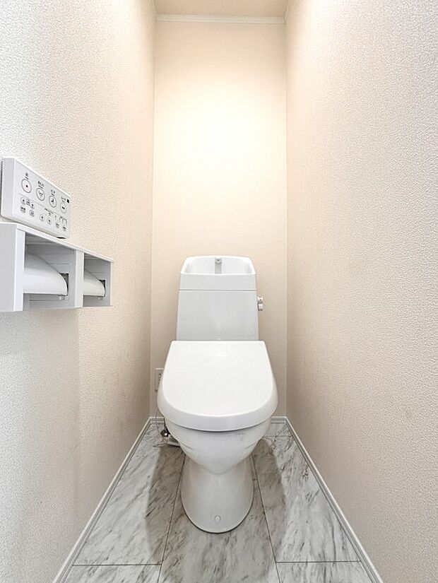 【トイレ】トイレ・ウォシュレット付。快適で衛生的な洗浄機能付温水シャワートイレです。