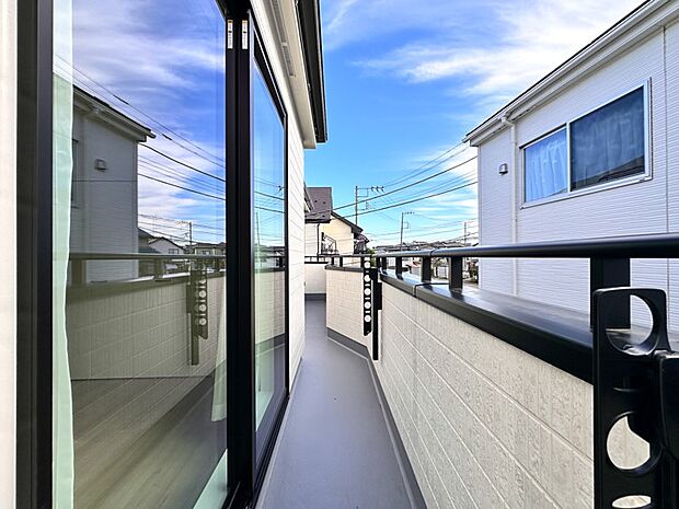 【バルコニー】  バルコニーから差し込む陽光・通風は、住環境・快適性と共に有り続ける貴重な「財産」です。